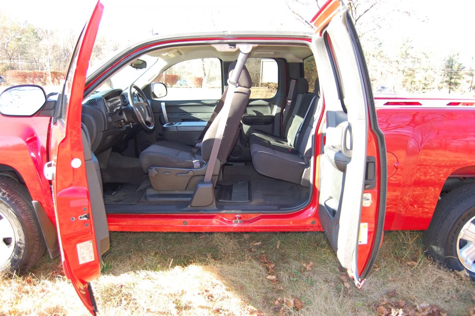 2010 RED /Black Cloth Chevrolet Silverado 1500 LT1 (1GCSKSE3XAZ) with an 5.3L V8 OHV 16V FFV engine, Automatic transmission transmission, located at 6528 Lower York Road, New Hope, PA, 18938, (215) 862-9555, 40.358707, -74.977882 - Here for sale is a very nice 2010 Chevrolet Silverado 1500 extended cab with a Z71 package. Under the hood is a strong running 5.3 liter V8 which puts power to 2 or 4 wheels via a smooth shifting automatic transmission. Features include; Black cloth interior, keyless entry, 2 remotes, 3 keys, cru - Photo#11